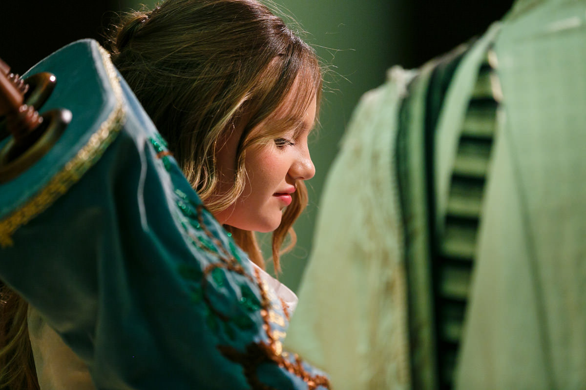 Stunning Bat Mitzvah photographs at the Brooklyn Museum by top New York Photographer Michael Jurick